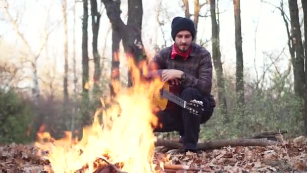 Joven Viajero Masculino Bosque Otoño Toca Solo Con Guitarra Retrato — Vídeo de stock