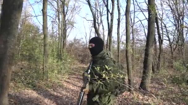 Soldado Uniforme Verde Máscara Preta Com Rifle Assalto Caminhando Floresta — Vídeo de Stock