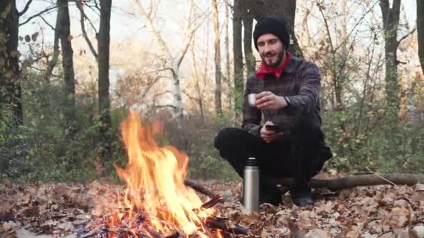 Fiatal Férfi Utazó Őszi Erdőben Játszani Gitáron Egyedül Portré Zenészről — Stock videók