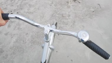 Geriye dönük bisikletli bir adamın kumda yürüdüğünü ilk gören kişi.