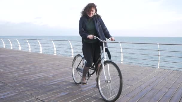 Joven Hembra Hipster Stilysh Posando Playa Otoño Invierno Con Bicicleta — Vídeo de stock