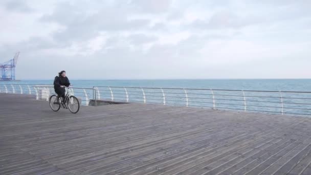 Jovem Estilysh Hipster Fêmea Posando Praia Outono Inverno Com Bicicleta — Vídeo de Stock