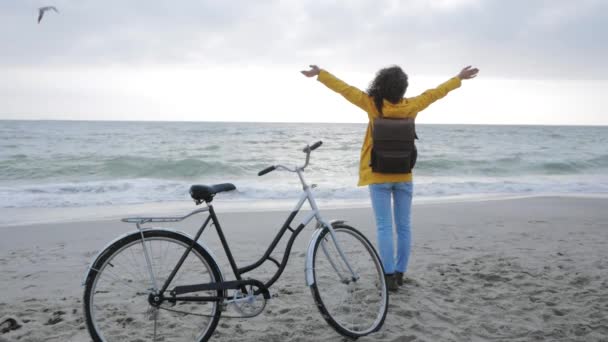 Joven Hembra Hipster Stilysh Posando Playa Otoño Invierno Con Bicicleta — Vídeos de Stock