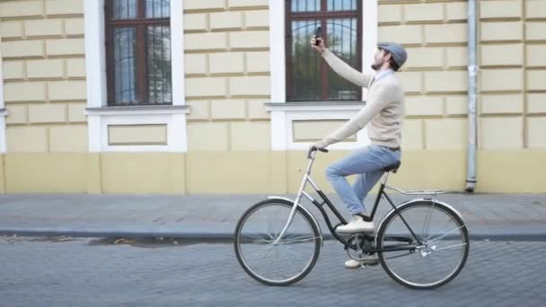 Jovem Macho Elegante Com Bicicleta Retro Andando Nas Ruas Dia — Vídeo de Stock