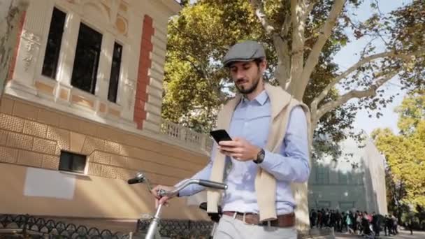 Joven Elegante Hombre Con Bicicleta Retro Paseando Por Las Calles — Vídeo de stock