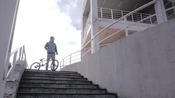 Jeune Tour Masculin Sur Bmx Vélo Dans Ville — Video