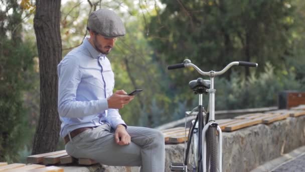 Junger Stylischer Mann Mit Retro Fahrrad Bei Sonnigem Wetter Auf — Stockvideo