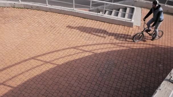 Молодий Чоловік Їде Велосипеді Bmx Місті — стокове відео