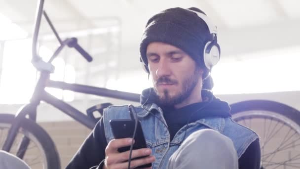 Jeune Homme Avec Vélo Écouter Musique Hipster Avec Écouteurs Téléphone — Video