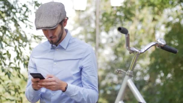 Jovem Macho Elegante Com Bicicleta Retro Andando Nas Ruas Dia — Vídeo de Stock