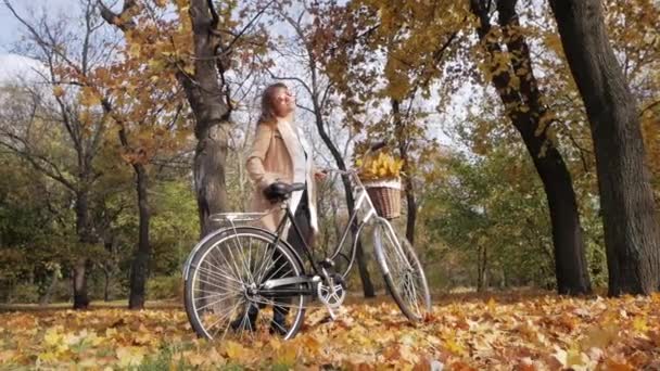 Ung Attraktiv Kvinna Med Cykel Poserar Höstparken Vacker Solig Dag — Stockvideo