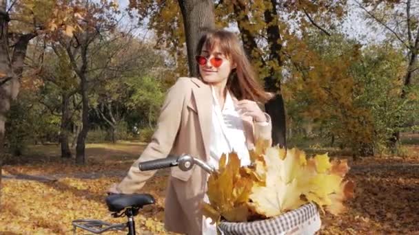 Fiatal Vonzó Kerékpárral Pózol Őszi Parkban Gyönyörű Napos Nap — Stock videók