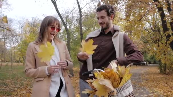 Caminhada Casal Elegante Jovem Parque Outono Com Bicicleta Retro — Vídeo de Stock