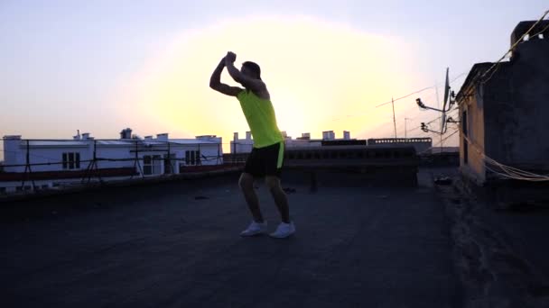 Jovem Boxeador Lutador Karatê Treinando Topo Telhado Durante Pôr Sol — Vídeo de Stock