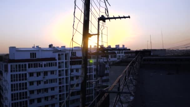 Antenas Aéreas Topo Telhado Durante Pôr Sol — Vídeo de Stock