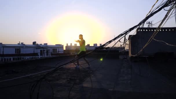 Jovem Boxeador Lutador Karatê Treinando Topo Telhado Durante Pôr Sol — Vídeo de Stock