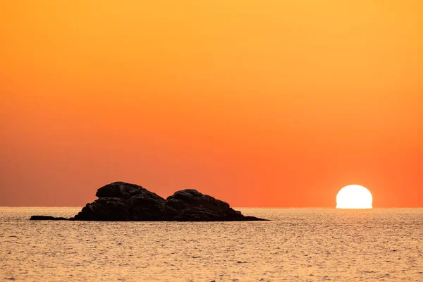 Pemandangan Indah Dengan Matahari Terbit Laut Dan Gunung — Stok Foto
