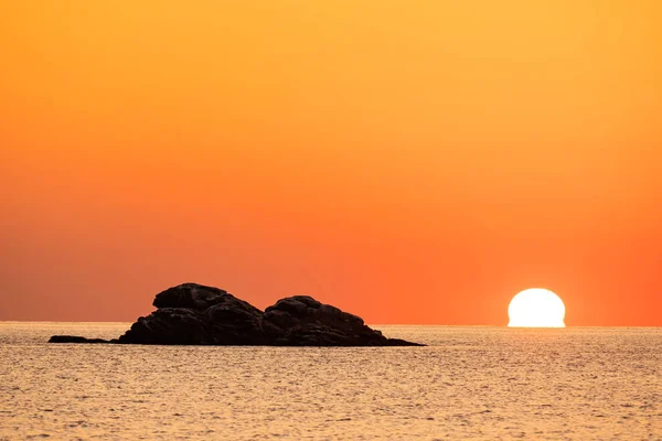 Pemandangan Indah Dengan Matahari Terbit Laut Dan Gunung — Stok Foto