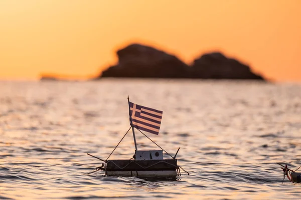 Hračkový Člun Řeckou Vlajkou Létě Moře Krásný Východ Slunce Pozadí — Stock fotografie