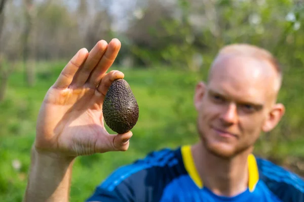 Joven Hombre Feliz Forma Con Aguacate Mano —  Fotos de Stock