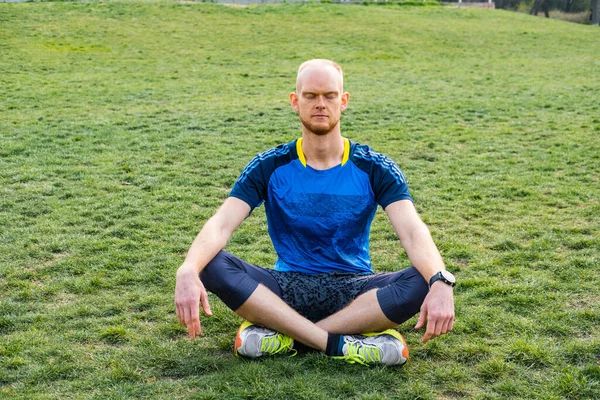 Joven Atleta Masculino Meditación Aire Libre Día Soleado — Foto de Stock