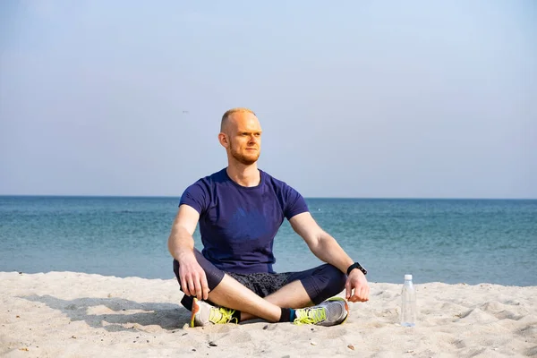Joven Atleta Masculino Meditación Aire Libre Día Soleado — Foto de Stock