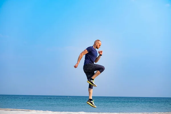 Joven Atleta Masculino Entrenando Día Soleado Playa — Foto de Stock