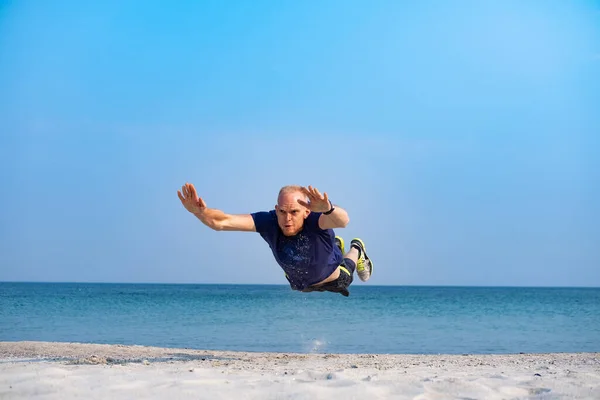 Junger Männlicher Athlet Trainiert Sonnigem Tag Strand — Stockfoto