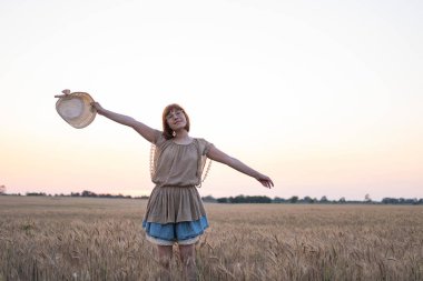 Genç bayan tarlada dinleniyor. 