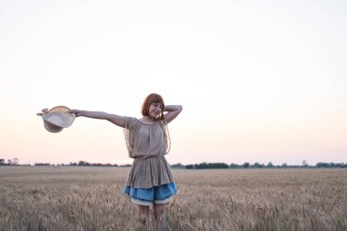 Genç bayan tarlada dinleniyor. 