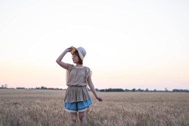 Genç bayan tarlada dinleniyor. 