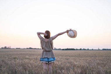 Genç bayan tarlada dinleniyor. 