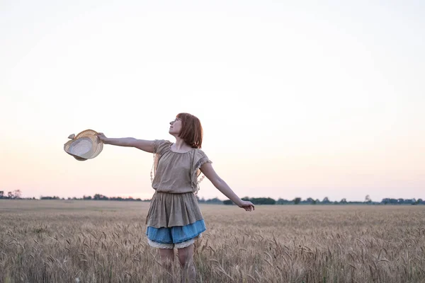 Young Woman Relaxing Fields — Stock Photo, Image