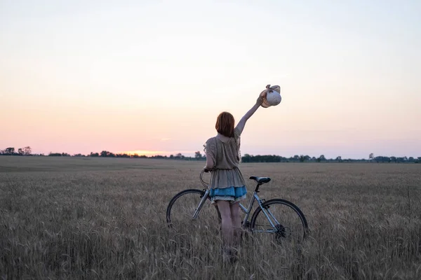 Young Woman Hat Ride Bicycle Summer Wheat Fields — Stock Photo, Image