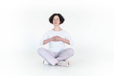 Beyaz stüdyo geleneksel Çin jimnastik salonunda qi qong antrenmanı yapan kadın.