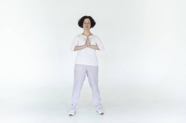 Beyaz stüdyo geleneksel Çin jimnastik salonunda qi qong antrenmanı yapan kadın.