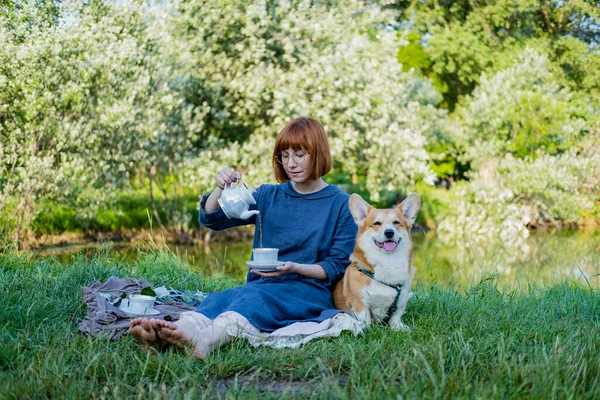 Mujer Joven Vestido Retro Con Divertido Perro Corgi Picnic Hembra — Foto de Stock