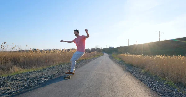 Jonge Mannelijke Rit Longboard Skateboard Landweg Zonnige Dag — Stockfoto