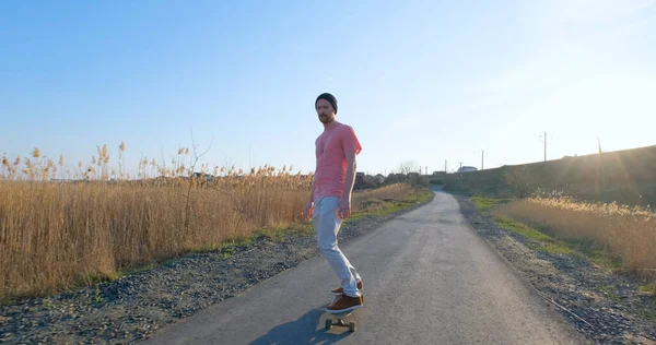 Jonge Mannelijke Rit Longboard Skateboard Landweg Zonnige Dag — Stockfoto