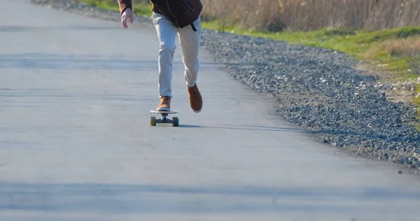 Giovane Giro Maschile Skateboard Longboard Sulla Strada Campagna Giornata Sole — Foto Stock