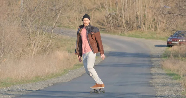 Fiatal Férfi Lovagolni Longboard Gördeszka Vidéki Úton Napsütéses Napon — Stock Fotó