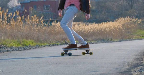 Giovane Giro Maschile Skateboard Longboard Sulla Strada Campagna Giornata Sole — Foto Stock