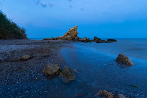 Пейзаж Морем Рекой Камнями После Заката — стоковое фото