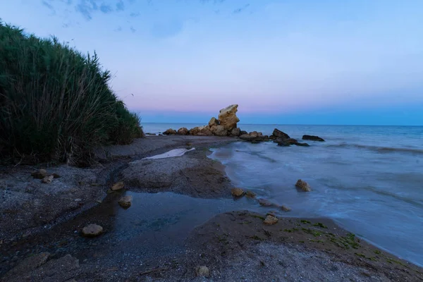 Пейзаж Морем Рекой Камнями После Заката — стоковое фото