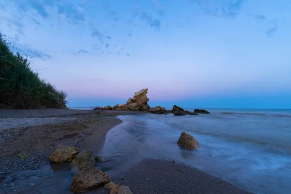 Пейзаж Морем Рекой Камнями После Заката — стоковое фото