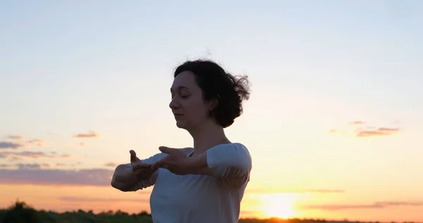 Feminino Praticando Qigong Campos Verão Com Belo Pôr Sol Fundo — Fotografia de Stock