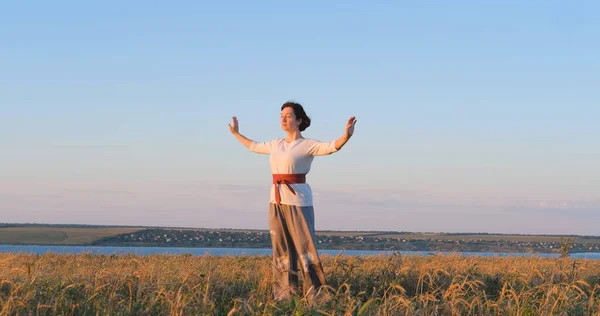 Femeie Practicând Qigong Câmpurile Vară Apus Soare Frumos Fundal — Fotografie, imagine de stoc