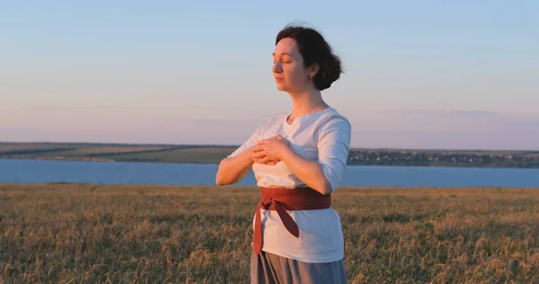 Жінка Практикує Цигун Літніх Полях Красивим Заходом Сонця Фоні Стокове Зображення