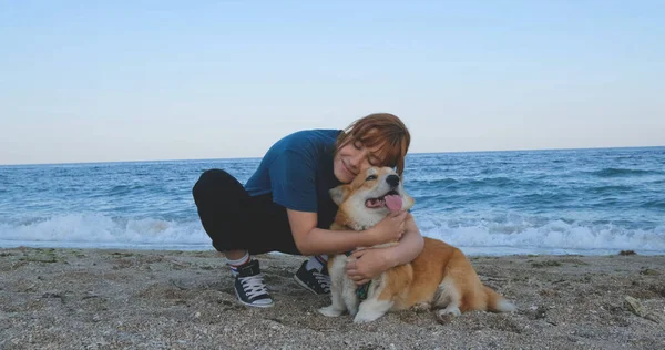 Junge Frau Spielt Mit Corgi Hund Strand — Stockfoto