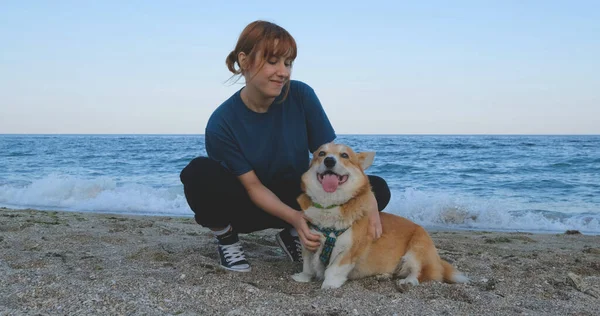 Jovem Mulher Brincar Com Corgi Cão Praia Mar — Fotografia de Stock